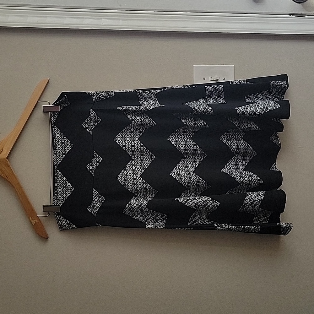 EUC Lularoe Azure Black & White Chevron A-line Skirt